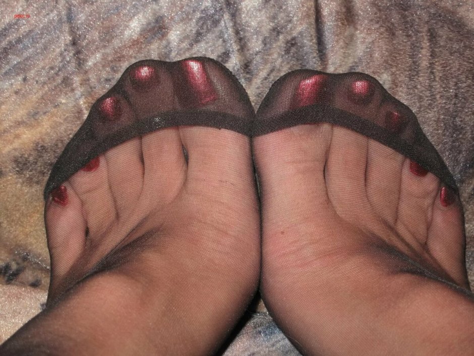 Бабушка ступни в чулках крупным планом