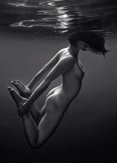 Голая фотосессия у водопада