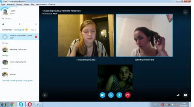 Девушка в белье перед компьютером