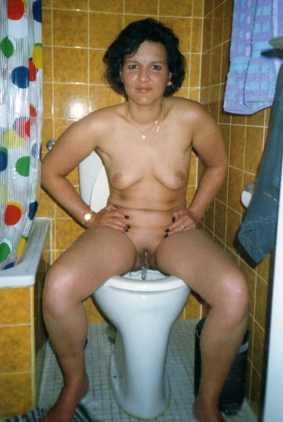 Школьницы сикают в туалете