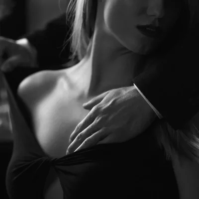 Между грудей черно белое