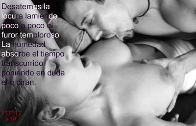 Мужчина целует сиськи