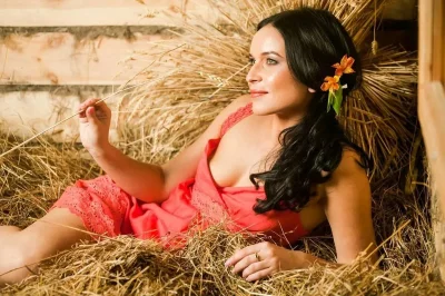 Девушка в сарафане в поле