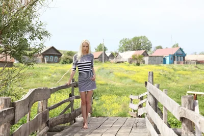 Блондинка в деревне