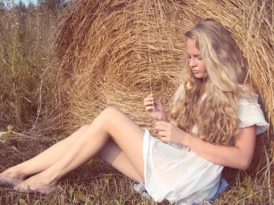 Девушка на сене