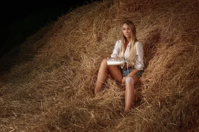 Деревенские девушки на сене