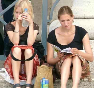 Засветила трусики в авто