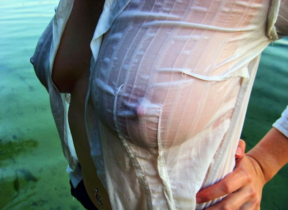 Девушка в мокрой майке без лифчика