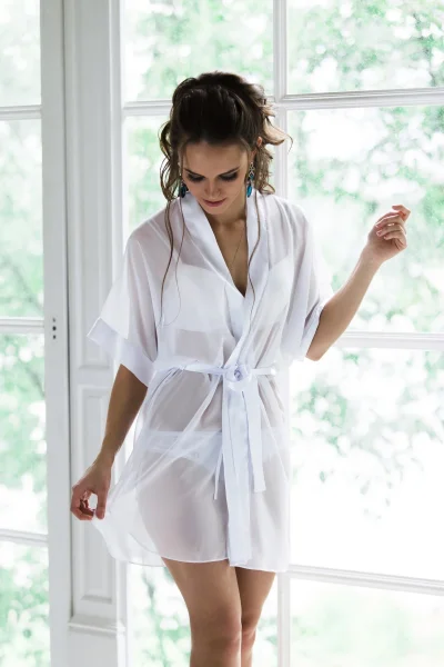 Блондинка в халате на голое тело