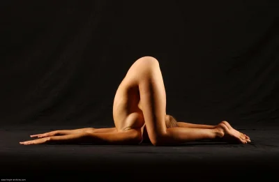 Little Caprice голая гимнастка