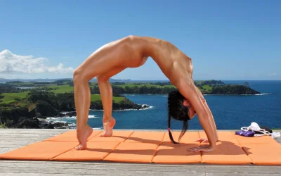 Голая Мелисса мендини йога