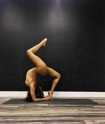 Гимнастические позы ню