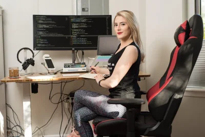 Девушка начальница