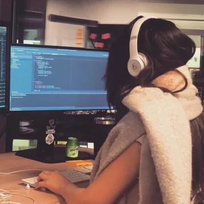 Девушка ремонтирует компьютер