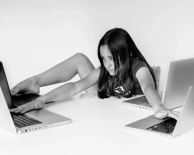 Девушка сидит за компьютером