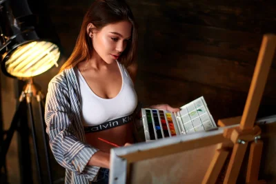 Девушка с ноутбуком на кровати