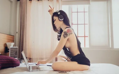 Наушники девушка