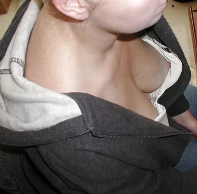 Случайно засветила маленькую грудь