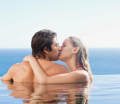 Девушка и мужчина в кровати