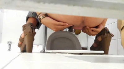 Вид снизу в деревенском туалете