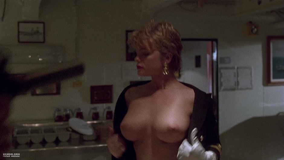 Эрика элениак в осаде сиськи