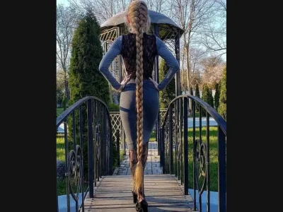 Девушка с длинной косой