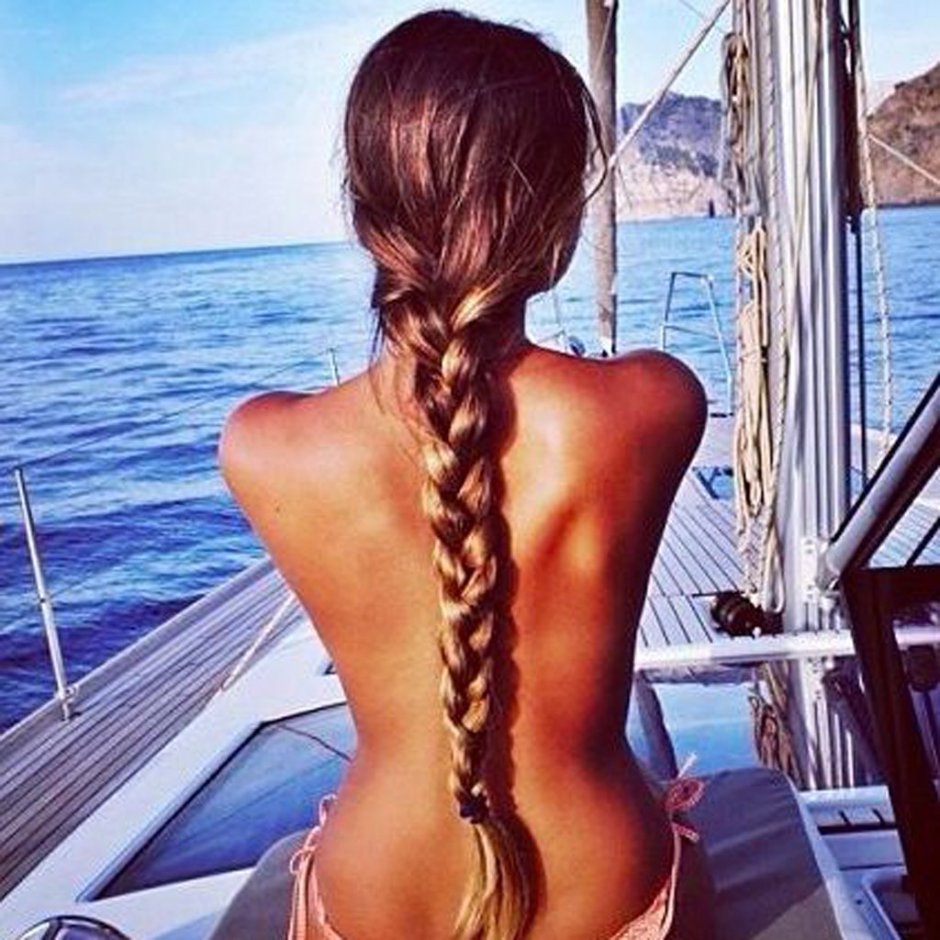 Девочка с косичками со спины