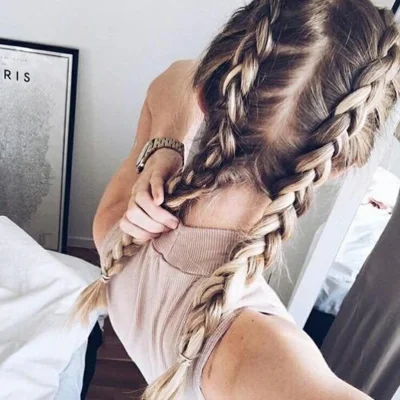 Девушка с косичками