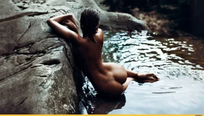 Девушка со спины в воде ню