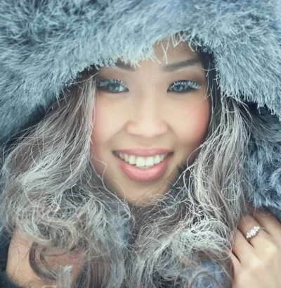 Белла Оелманн в шубке