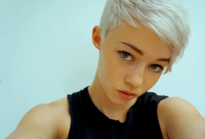 Laura Bodewig в купальнике