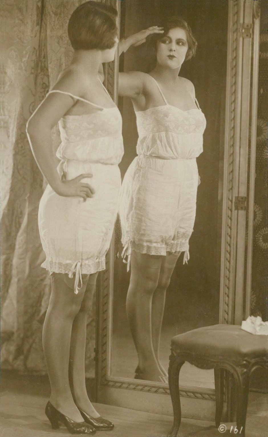 Голые женщины в утягивающих трусах