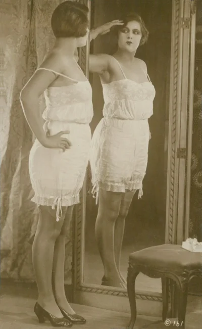 Голые женщины в утягивающих трусах