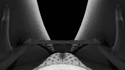 Девушки с испуганным трусиками эротично