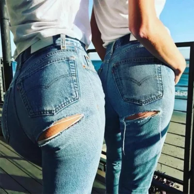 Рваные джинсы на попе