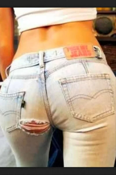 Штаны с дырками на попе