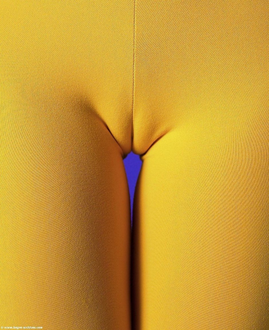 Девушки в прозрачных трусиках на пляже