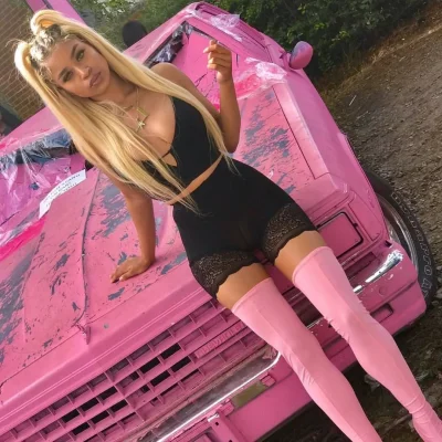 Попки в розовых колготках