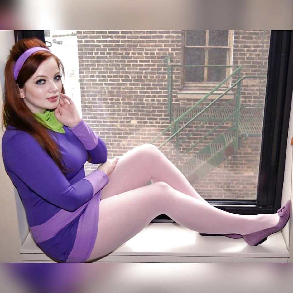 В рубашке и колготках