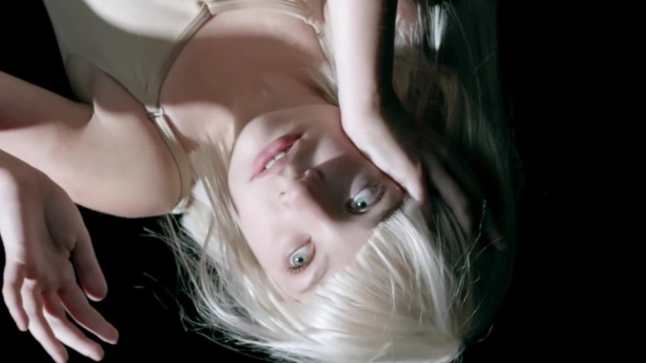 Блондинка кричит от боли