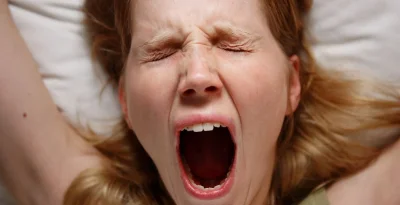 Девушка кричит от боли гиф