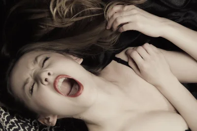 Женское лицо в экстазе