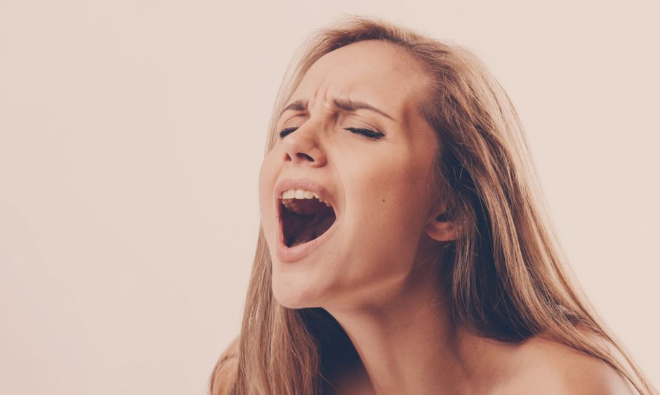 Девушка кричит