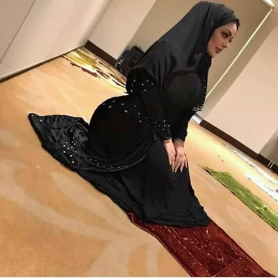 Хиджаб в обтяжку между ягодиц