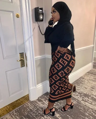 Две девушки в никабе