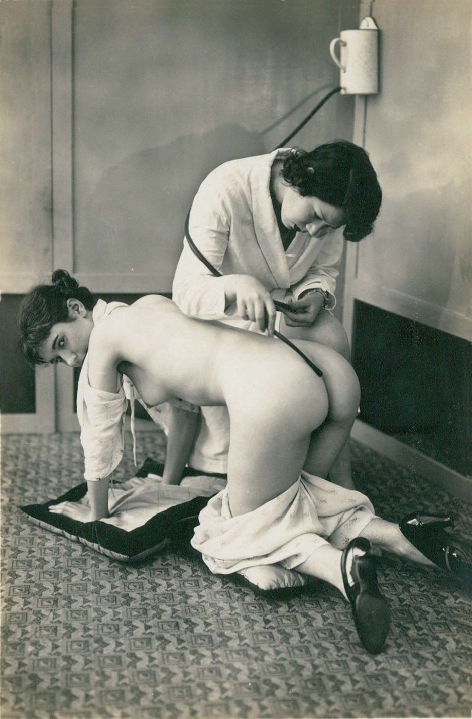 Анальная клизма в попу девушки