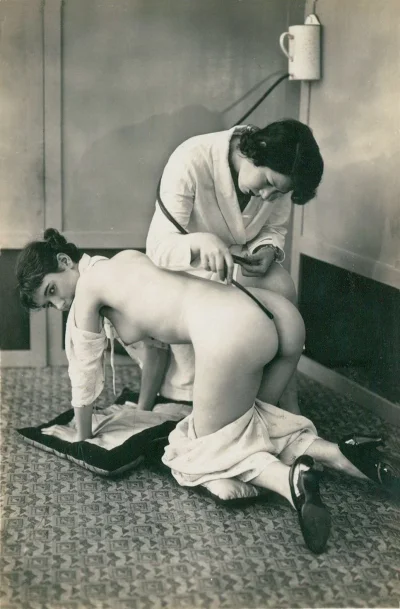 Анальная клизма в попу девушки