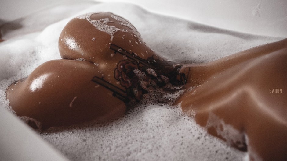 Голенькая попка в молоке