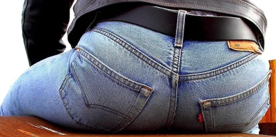 Девушки в джинсах снизу