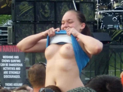 Засветила грудь в рубашке